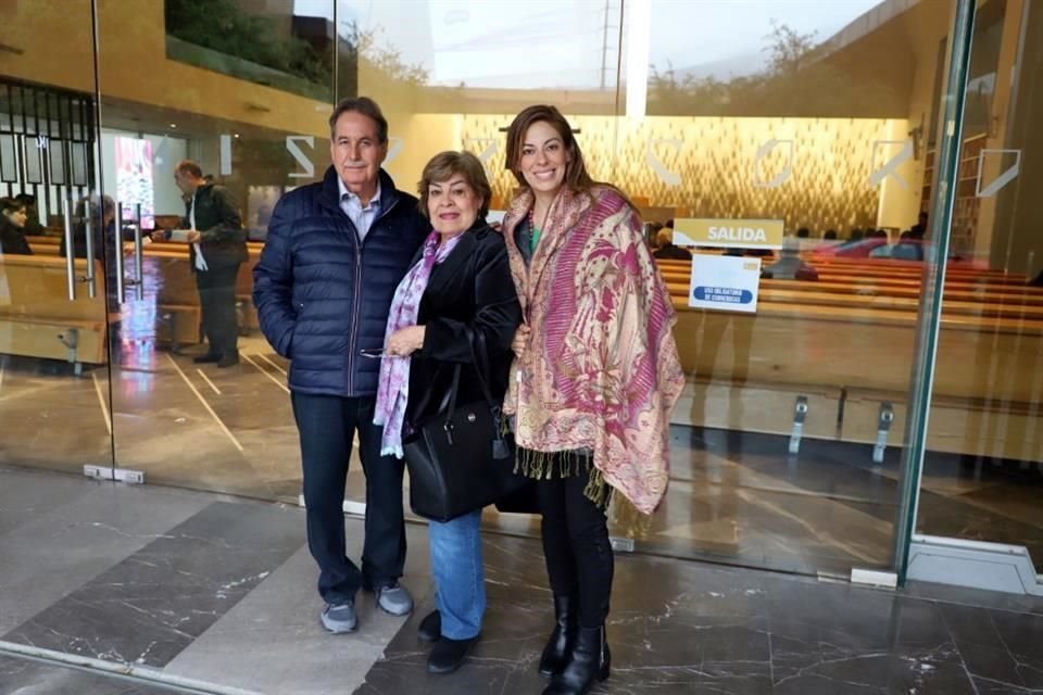 Mario de los Santos, Juana María Ibarra y Mayra de los Santos