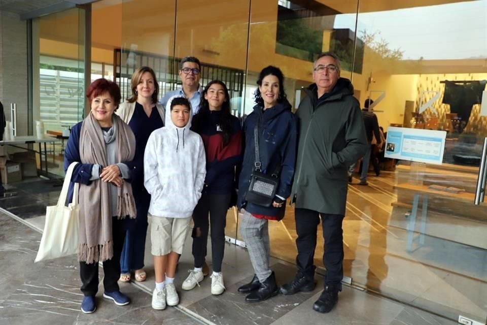 Carolina Fuentes, Jacqueline de Castro, Juan Camilo Castro, Ernesto Castro, Eugenia Castro, Dafne Castro y Gerardo Osio