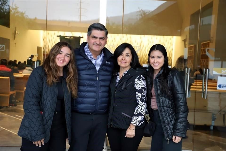 Sara Garza, David Garza, Claudia de Garza y Ana Paula García