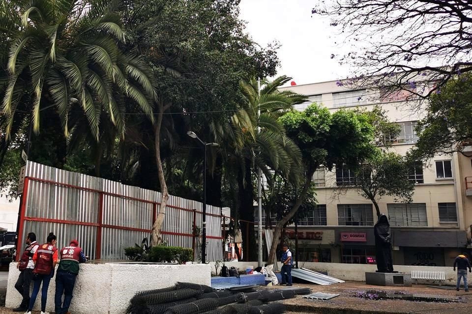 Después del retiro de familias migrantes de la Plaza Giordano Bruno en la Juárez, la Alcaldía envió a trabajadores para cercar el espacio.