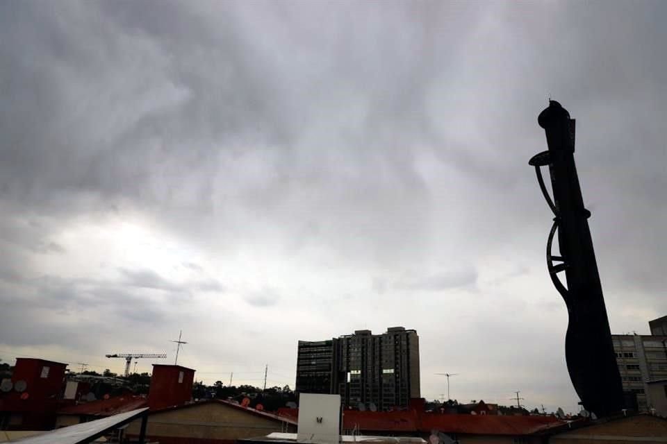 El bombardear nubes en la región del Cutzamala para generar lluvias resulta una medida insuficiente ante la sequía, señalan expertos.