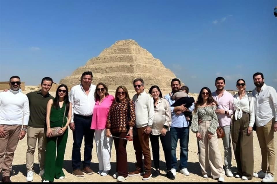 En fotos del viaje aparecen también los padres del Gobernador y sus hermanos.