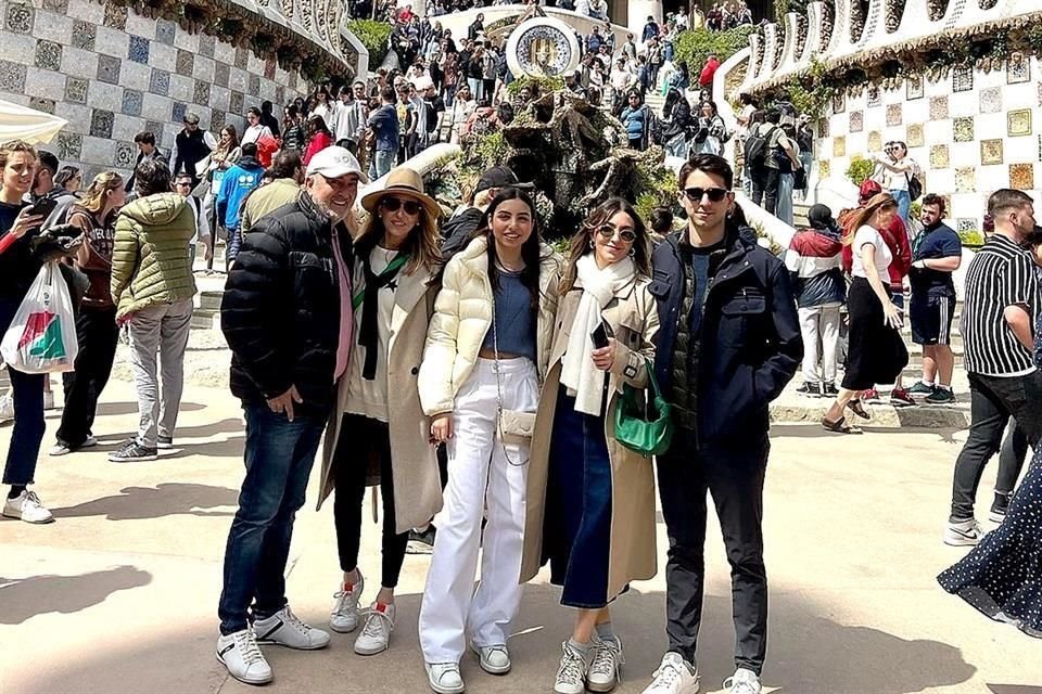 Eliezer Canales e Irene Quiroga, acompañados de Mauricio, Roberta y Mariana Martínez Quiroga. En Vail.