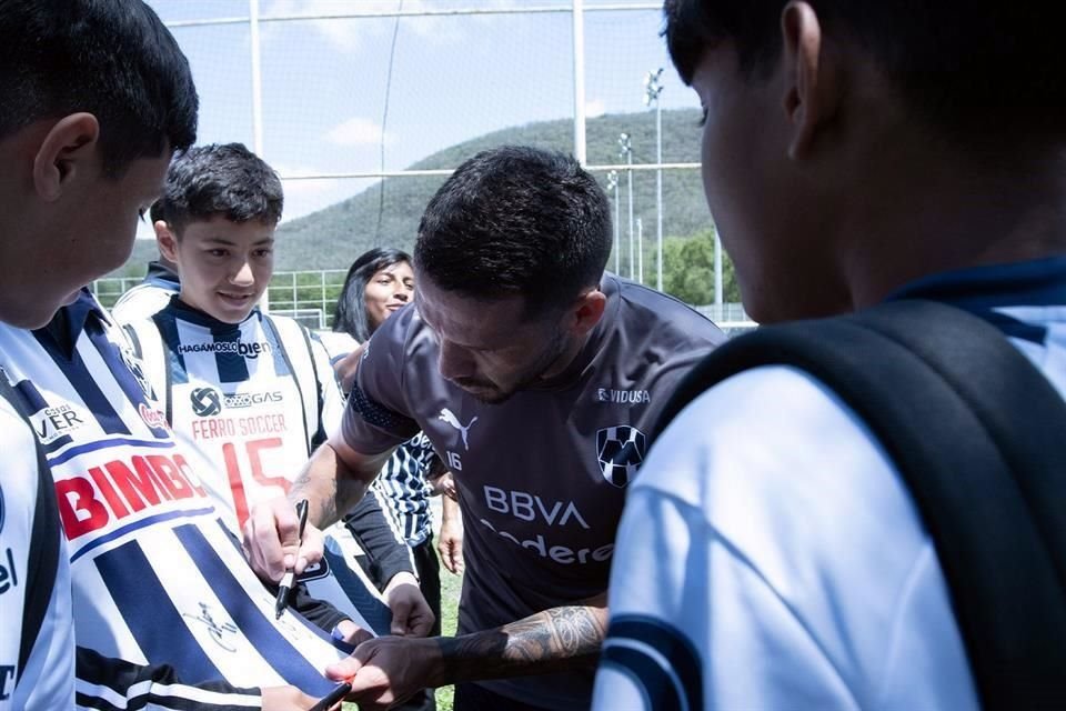 Celso Ortiz convivió unos minutos con los jóvenes del equipo de NL que se coronó la semana pasada en Madrid, España.