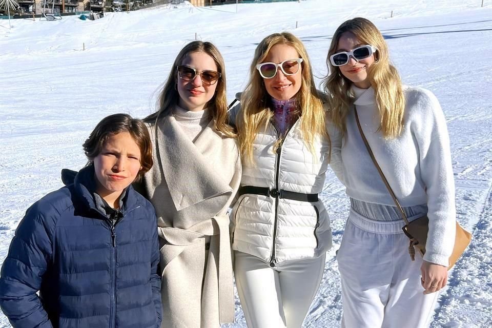 Cata Garza con sus hijos Alberto, Valeria y Cata Santos Garza, en Snowmass, Colorado.