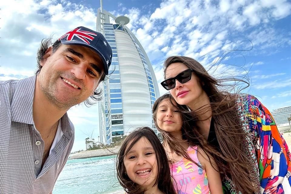 Fernando Saldívar y Brenda Martínez de Saldívar con sus hijas Zoe y Nicole, en Dubái.