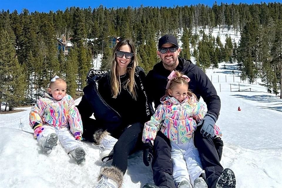 Bárbara Laborín y Víctor Setien, con sus hijas, Camille y Valentina. En Colorado