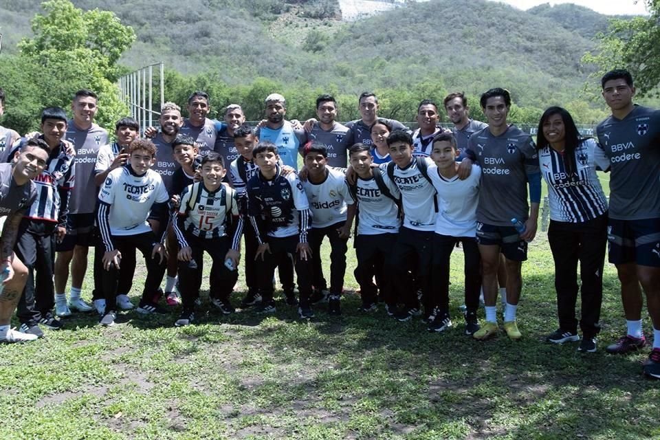 Jugadores del Monterrey se tomaron fotos con los históricos nuevoleoneses que lograron el título en la sede de prácticas del Real Madrid.