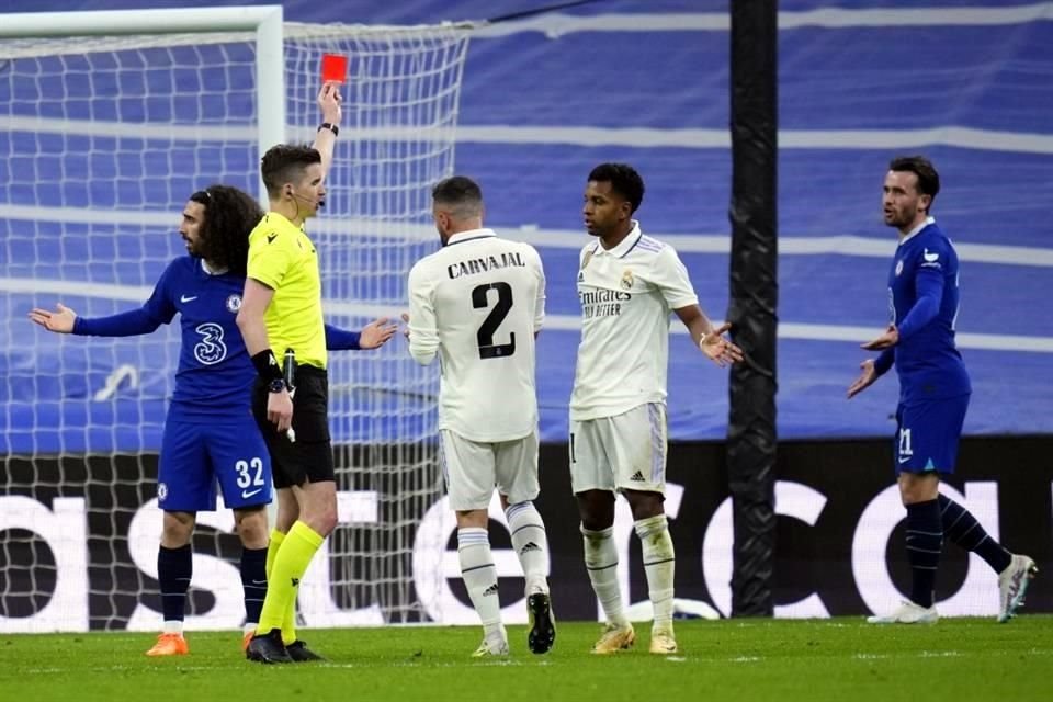 Ben Chilwell vio al roja al minuto 59, tras un jalón sobre Rodrygo.