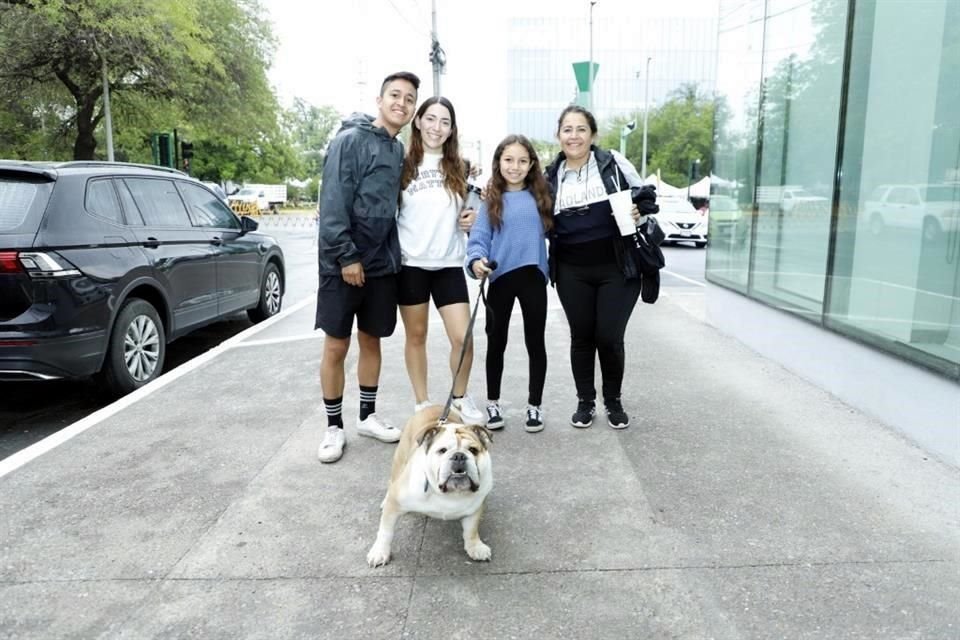 Julio Zapata, Estefany Treviño, Marcela Zapata y Alejandra González con Chaase