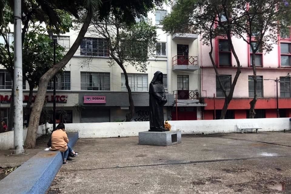 El operativo terminó minutos antes de las 14:00 horas, dejando tiradas las vallas y el alambrado colocado por la Alcaldía Cuauhtémoc.