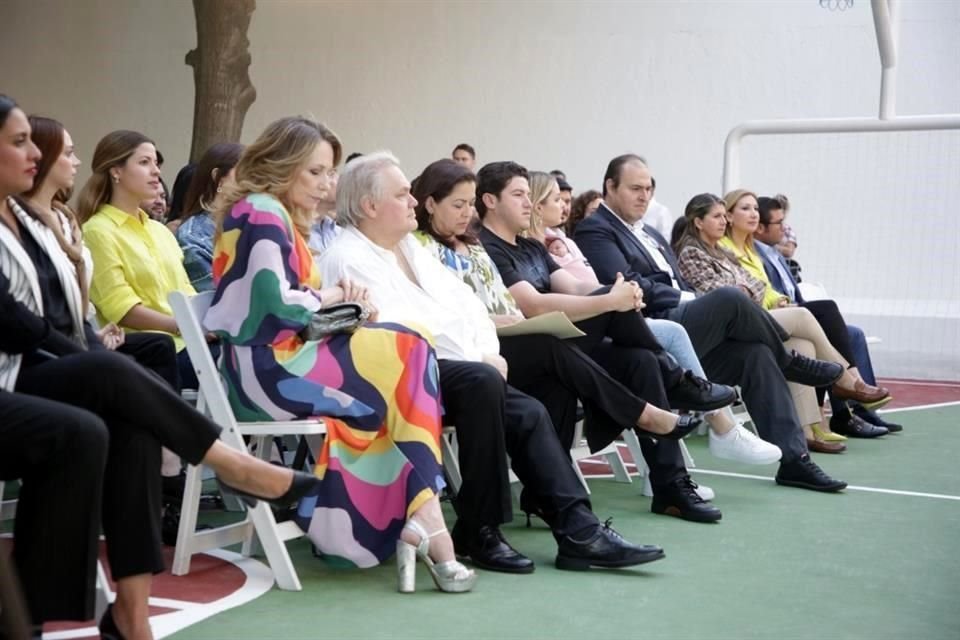 Durante la entrega de los dos primeros edificios reconstruidos, con dos villas cada uno, el Gobernador agradeció los donativos de empresas y particulares.