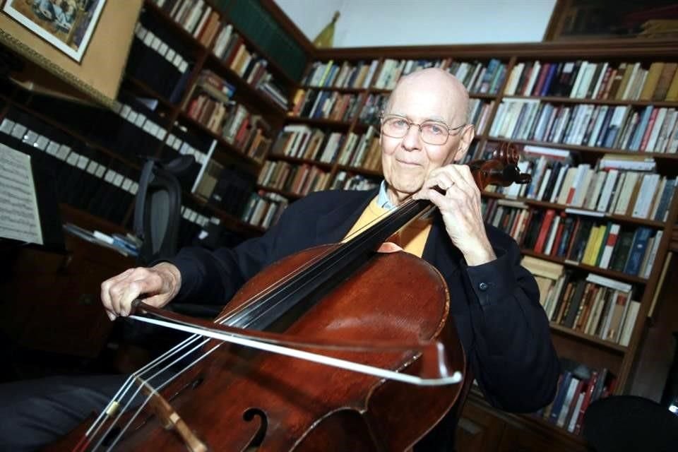 Carlos Prieto en el estudio de su domicilio en San Ángel junto a su inseparable 'Chelo Prieto', un violonchelo que perteneció a Carlos Alfredo Piatti.