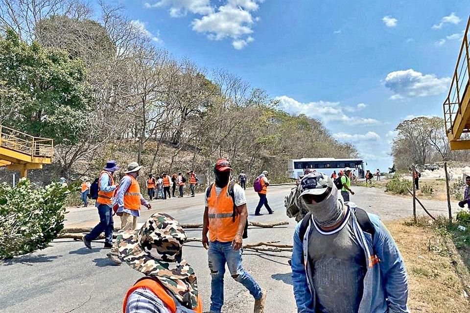 Trabajadores del Tramo 7 del Tren Maya atravesaron un camión de pasajeros en una carretera para protestar por sus condiciones laborales.