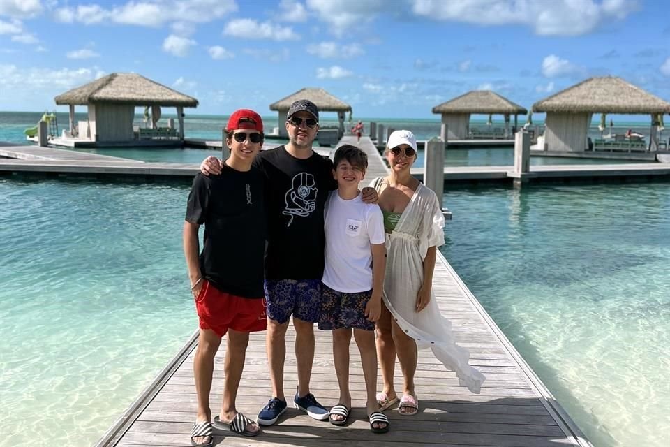 Juan Alberto Méndez Franco, Aurora Martel de Méndez, Juan Pablo y Sebastián Méndez Martel en Bahamas