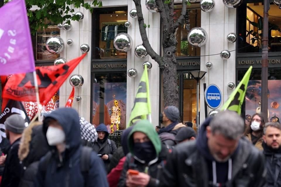 Un grupo de 300 manifestantes atacaron la sede de Louis Vuitton ubicada en París.