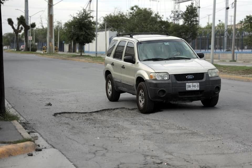En un recorrido por la Avenida López Mateos, en la Colonia La Grange, en San Nicolás, el ingeniero civil explicó que los baches aparecen rápidamente por la acumulación de agua en el pavimento. 