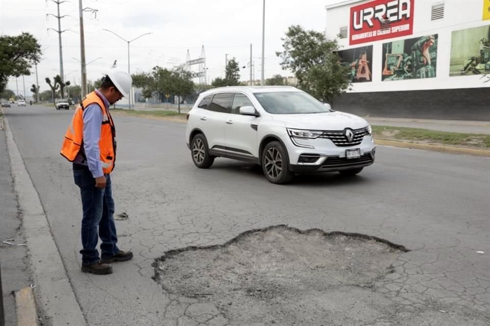 Luis Guillermo Díaz Félix, jefe del Departamento de Vías Terrestres del Instituto de Ingeniería Civil de la UANL, explicó que la vida útil de un pavimento debe ser de al menos 15 años.