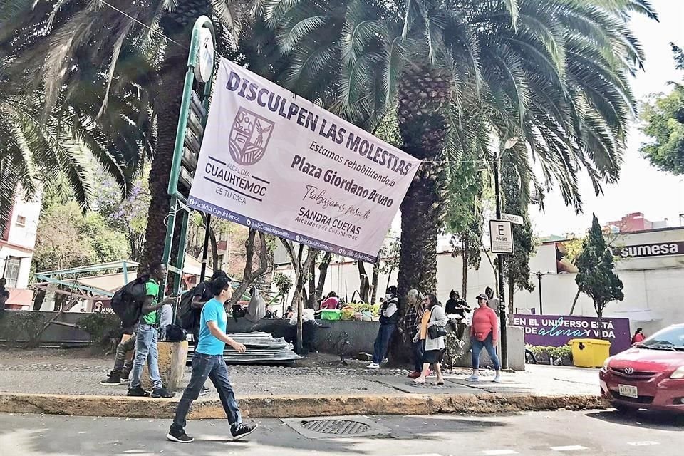 La Alcaldía colocó alrededor de la Plaza mantas que indican que el lugar se encuentra en rehabilitación.