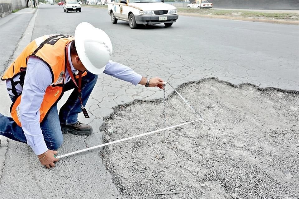 Luis Guillermo Díaz, experto en vías terrestres de la UANL, midió la profundidad del bache.