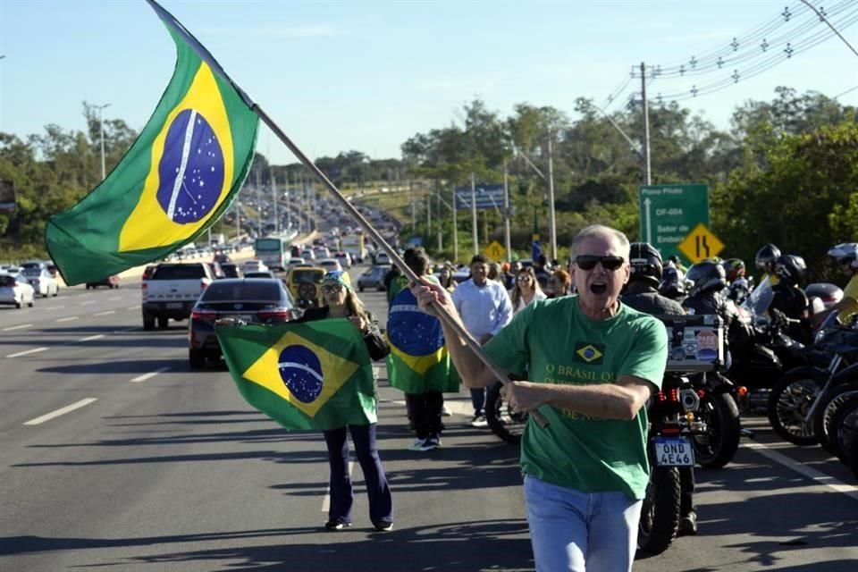 Partidarios esperan la llegada del ex Presidente brasileño Jair Bolsonaro afuera del Aeropuerto Internacional de Brasilia.