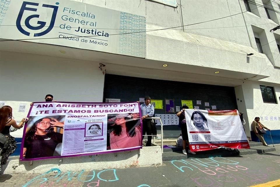 En el lugar colocaron mantas y fotografías con el rostro de Ana y señas particulares. Sin embargo, personal decidió cerrar las puertas de la Fiscalía.