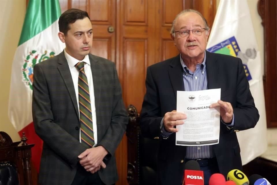 Reynaldo Cantú (der.), acompañó ayer a Javier Navarro, Secretario General de Gobierno, en una rueda de prensa tras la toma de la Defensoría Oficio por parte del Poder Judicial.