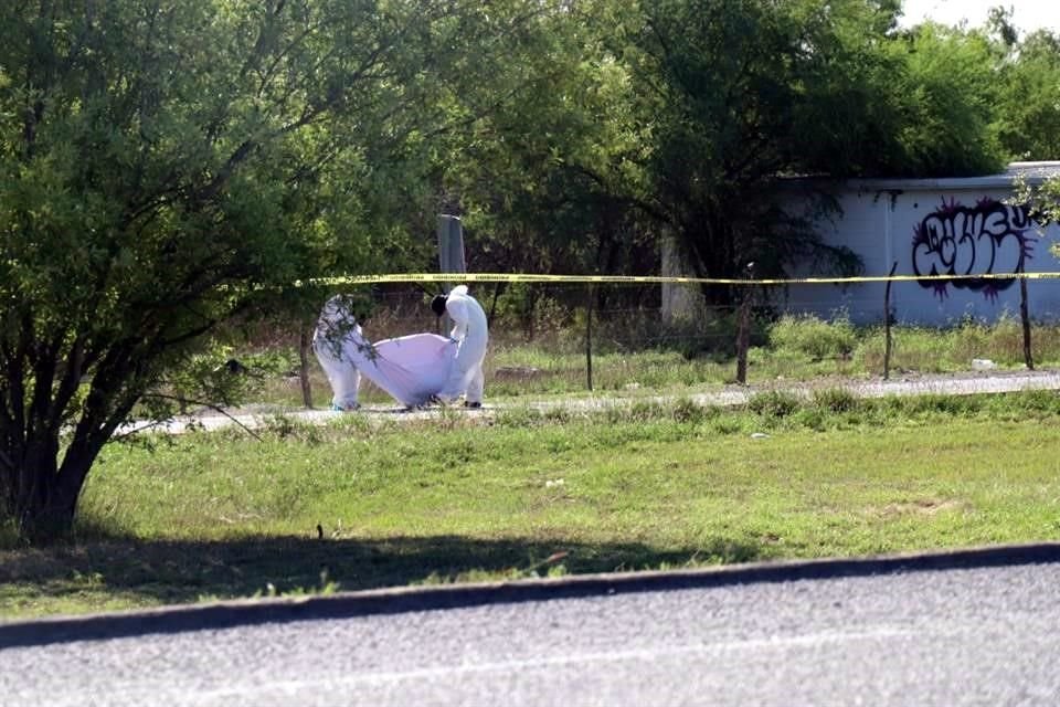 Un hombre esposado y asesinado, con una playera en el cuello, es hallado a un costado de la Autopista a Laredo, en Ciénega de Flores.