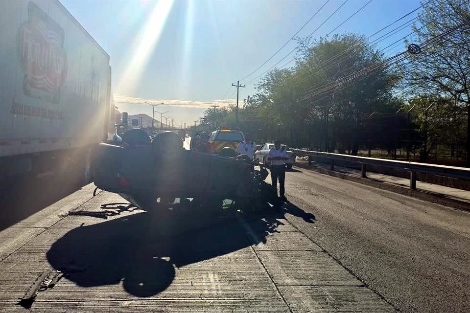 Un conductor circula a exceso de velocidad, se estrella y vuelca en el Blvd. Díaz Ordaz, desatando otro choque entre un tráiler y un auto.