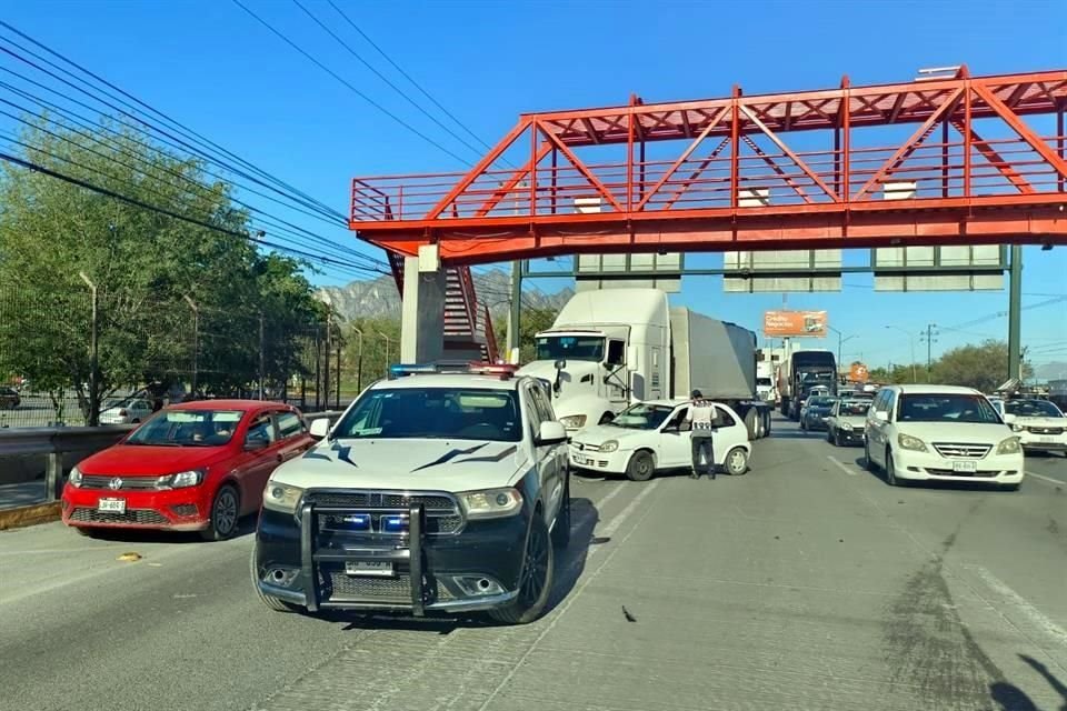 Un conductor circula a exceso de velocidad, se estrella y vuelca en el Blvd. Díaz Ordaz, desatando otro choque entre un tráiler y un auto.