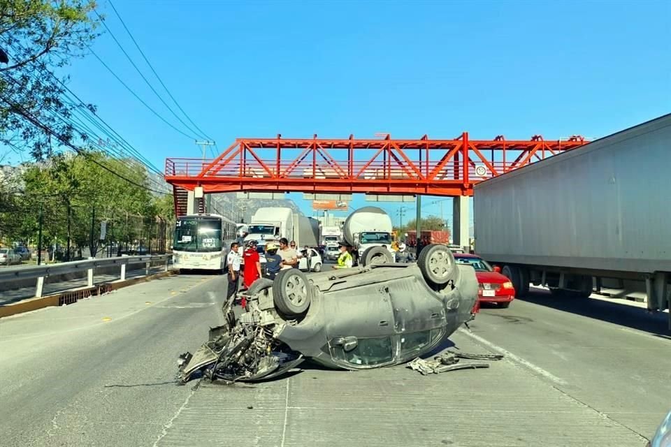 Un conductor circula a exceso de velocidad, se estrella y vuelca en el Blvd. Díaz Ordaz, desatando otro choque entre un tráiler y un auto.