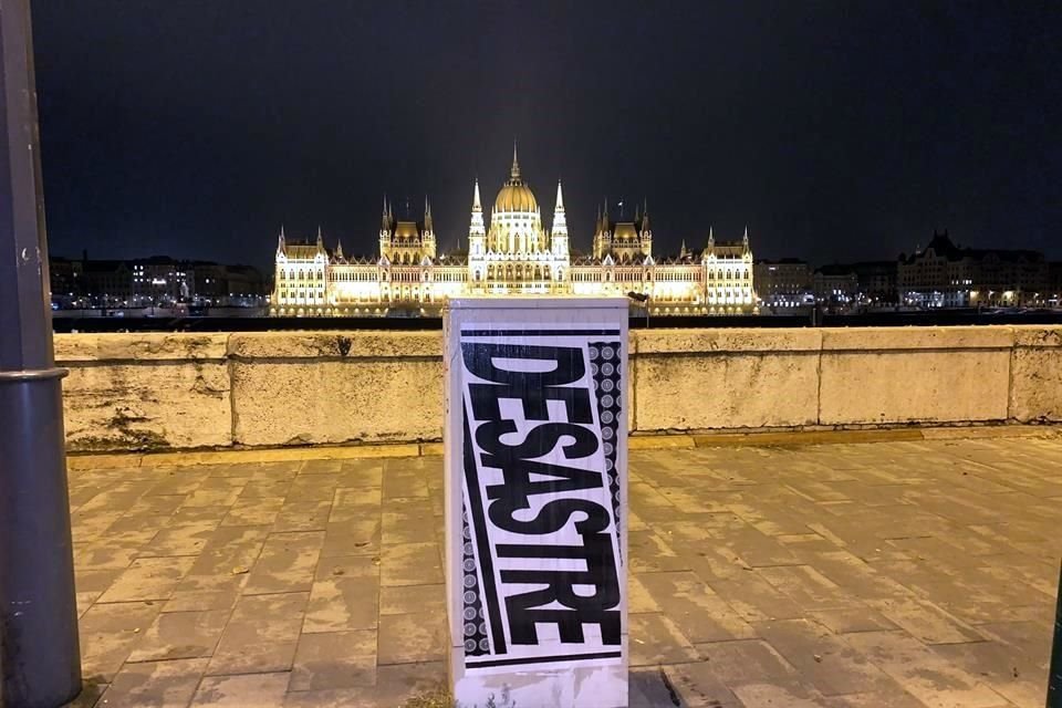 Las creaciones del artista anónimo que está detrás de DESASTRE han llegado a diversas partes del mundo.
