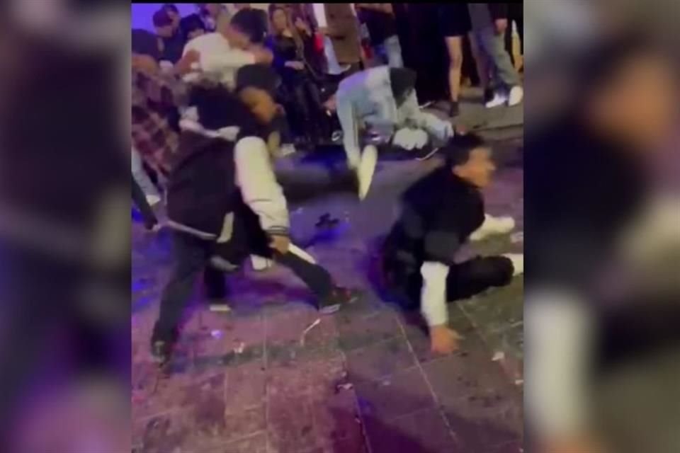 Los sujetos -en su mayoría jóvenes y a quienes señalan como pandilleros de la Colonia San Marcos- iniciaron la pelea y uno de ellos clavó un cuchillo de cocina en contra de otro hombre.