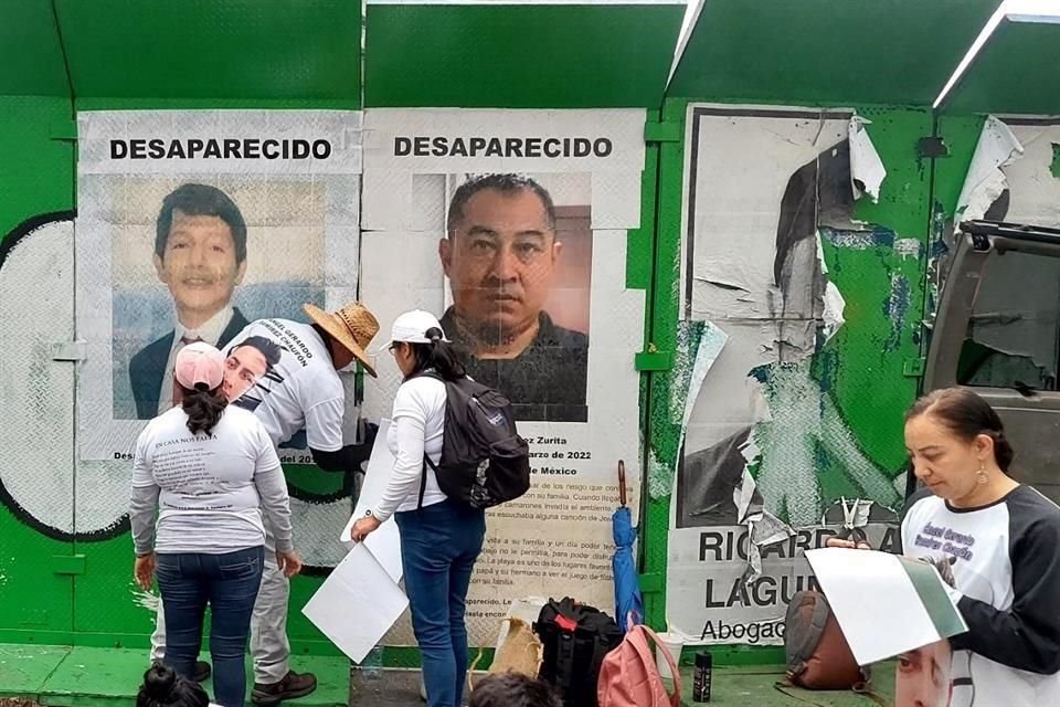 Familiares colocan en la Glorieta de las y los Desaparecidos fotografías, nombres y datos de personas que no han sido localizadas.