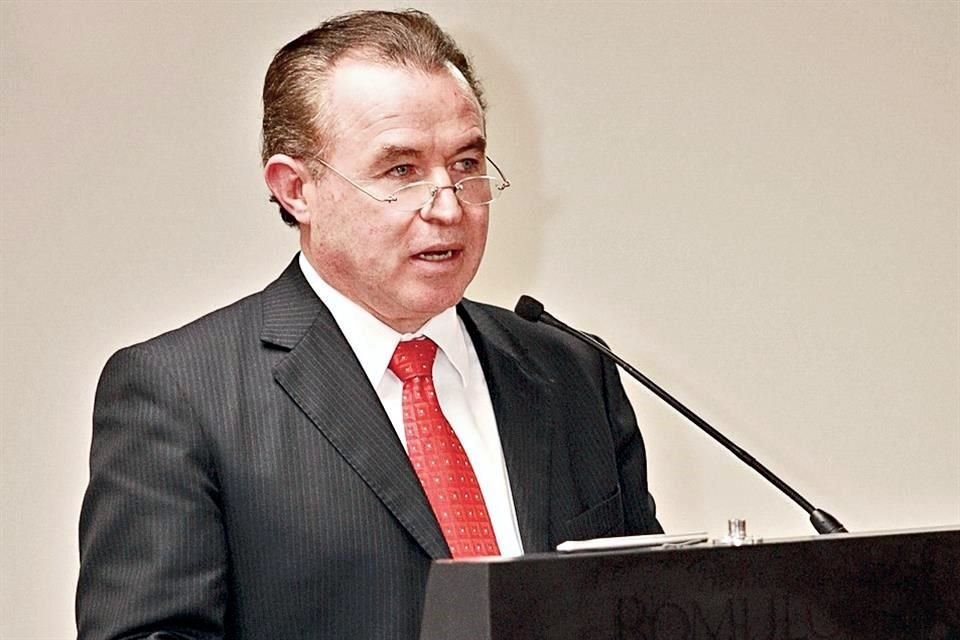 Eliseo Vázquez aportó su trabajo al desarrollo del área de TecSalud. Aquí en un informe en el 2010.