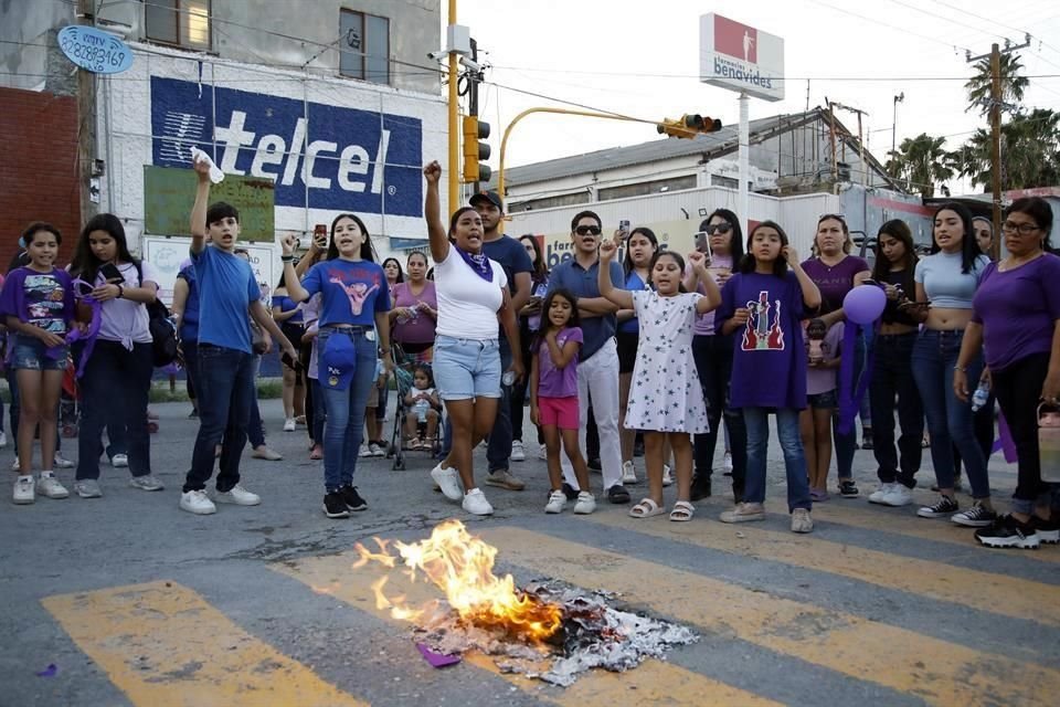 Unas 300 personas, la mayoría vestidos de morado, marcharon por las calles del centro del Municipio de China.