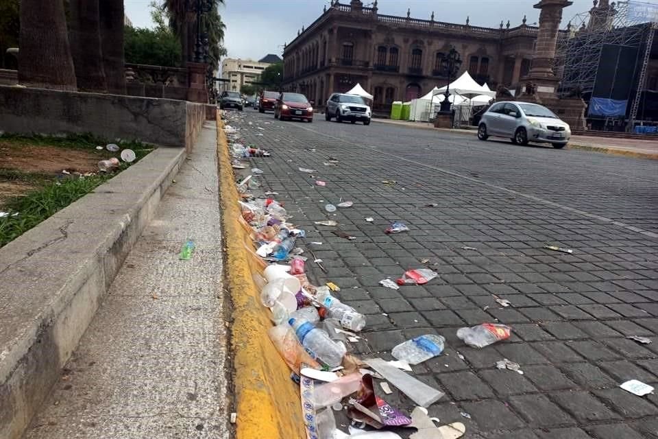 Tras el segundo concierto del Macrofest organizado por el Gobierno estatal, las calles aledañas a la Macroplaza lucen repletas de basura.