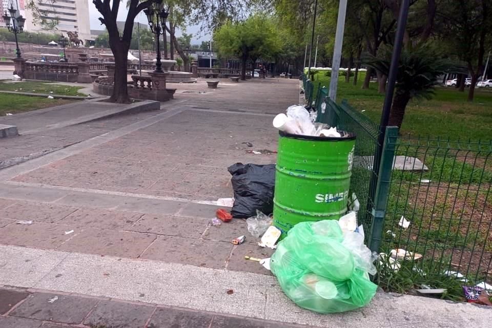Tras el segundo concierto del Macrofest organizado por el Gobierno estatal, las calles aledañas a la Macroplaza lucen repletas de basura.