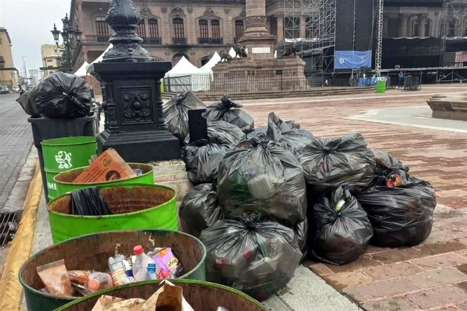 Tras el segundo concierto del Macrofest organizado por el Gobierno estatal, las calles aledañas a la Macroplaza lucen repletas de basura.