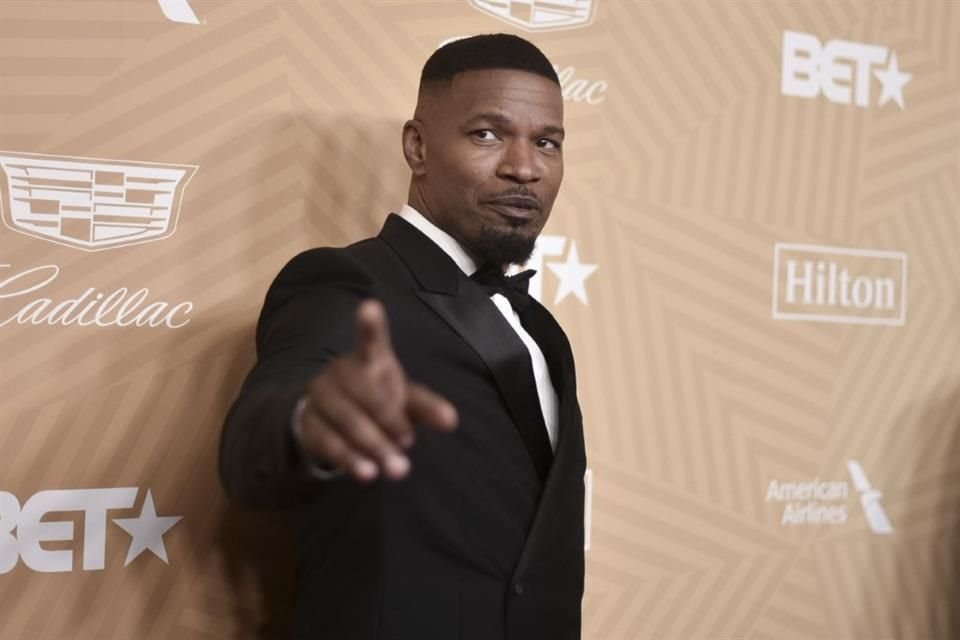 El actor Jamie Foxx permanece hospitalizado por una complicación médica; está bajo pruebas y en recuperación.