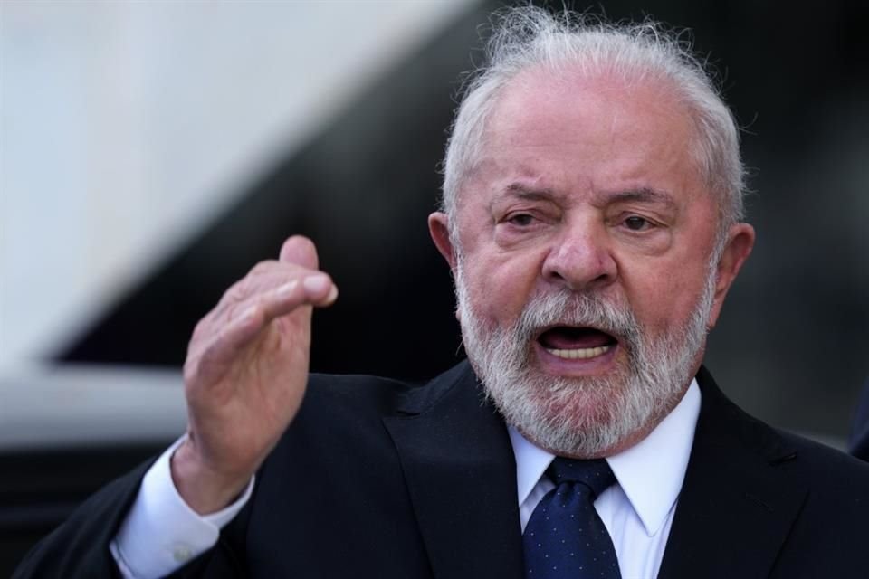 El Presidente Luiz Inácio Lula da Silva habla durante una visita al Comando de la Marina el 15 de marzo de 2023, en Brasilia, Brasil.