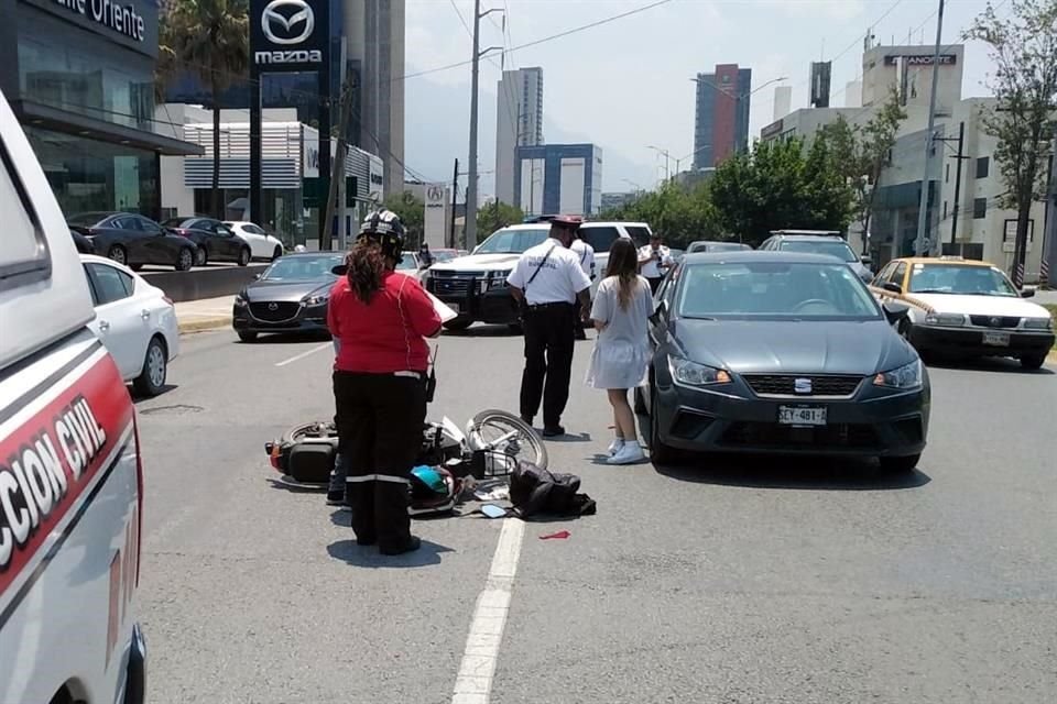 El accidente fue reportado alrededor de las 15:50 horas en la Avenida Vasconcelos casi en el cruce con Montes Rocallosos.