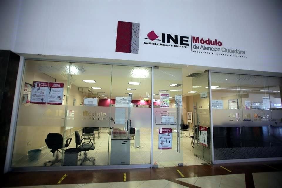 Los módulos del INE registraron el viernes poca afluencia de ciudadanos que fueron a recoger su credencial para poder votar hoy.