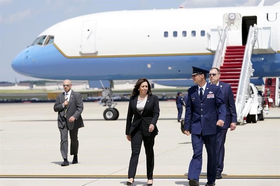 Kamala Harris tuvo que regresar debido al retorno del avión, pero todos a bordo estaban bien.