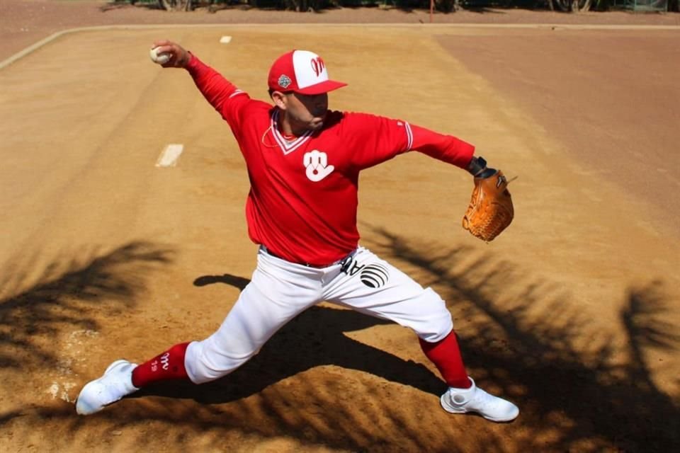Araiza ya hizo su debut como pitcher, aunque espera regresar a la posición de catcher.