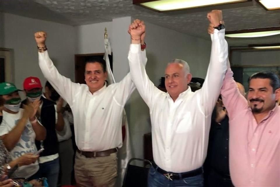 El priísta Román Alberto Cepeda (centro) proclamó su triunfo a la Alcaldía de Torreón.