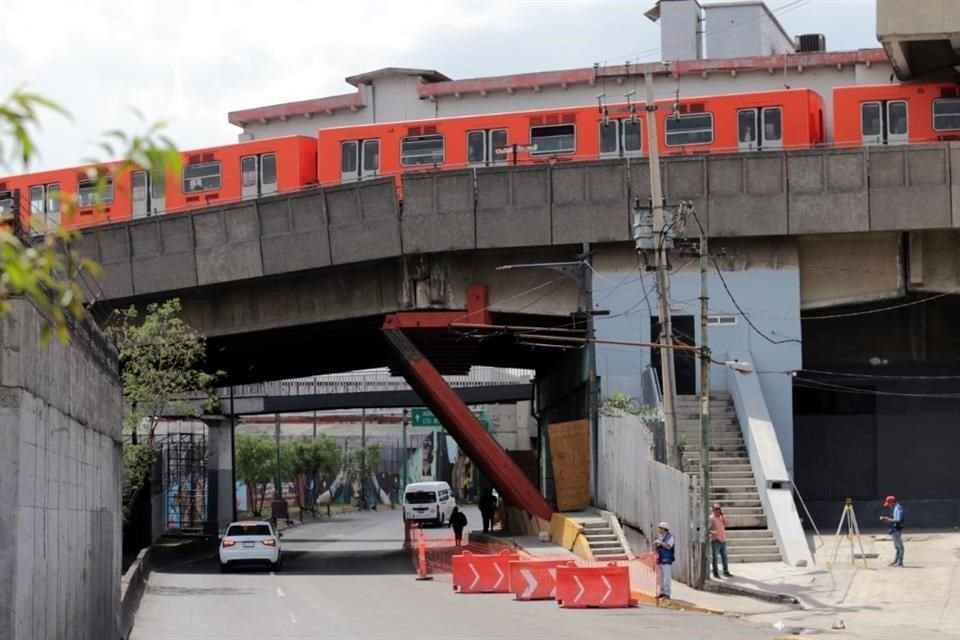 El Gobierno colocó trabes en el tramo elevado de la Línea 9 del Metro, en el cruce de Eje 1 en Pantitlán.