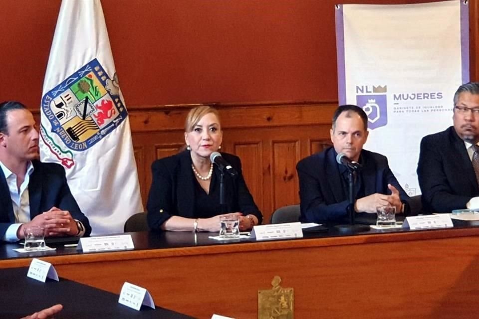 Graciela Buchanan, Secretaria de las Mujeres, y Guillermo Canavati, en representación de la asociación de empresas publicitarias.