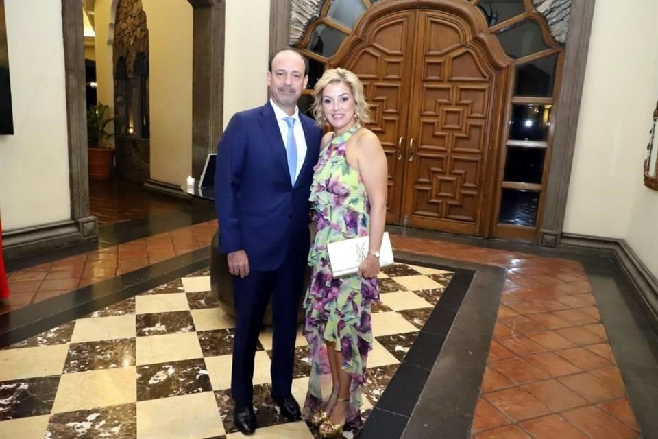 Jorge Flores y Lupita Garza de Flores