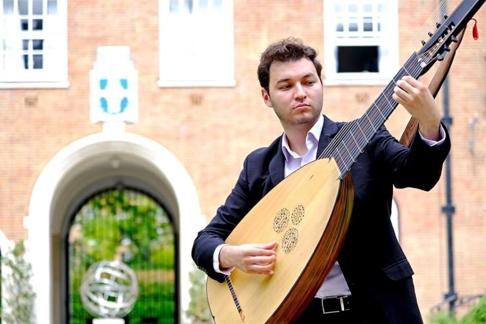 El guitarrista Álvaro Ibarra con una tiorba, instrumento de la época barroca.